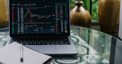 Bitcoin Rebounds Above $104,300 as Tariff Chaos Triggers Nearly $1B in Liquidations