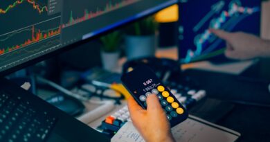 Bitcoin Cash Slumps 4% as $400 Support Faces Heavy Selling Pressure